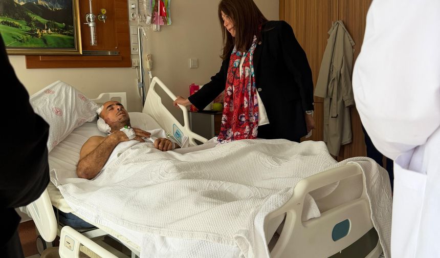 İYİ Partili Şenol Sunat hastanede yaralı madencileri ziyaret etti
