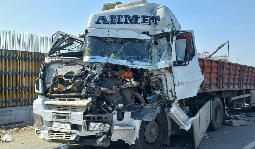 Manisa'da tır kamyona arkadan çarptı