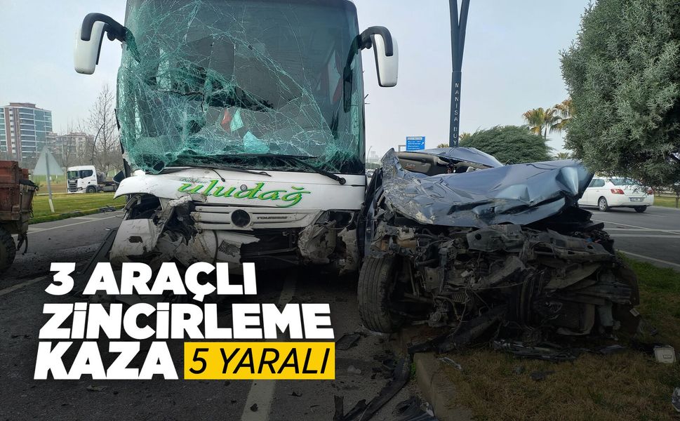 Muradiye yolunda feci kaza: 3 araç birbirine girdi