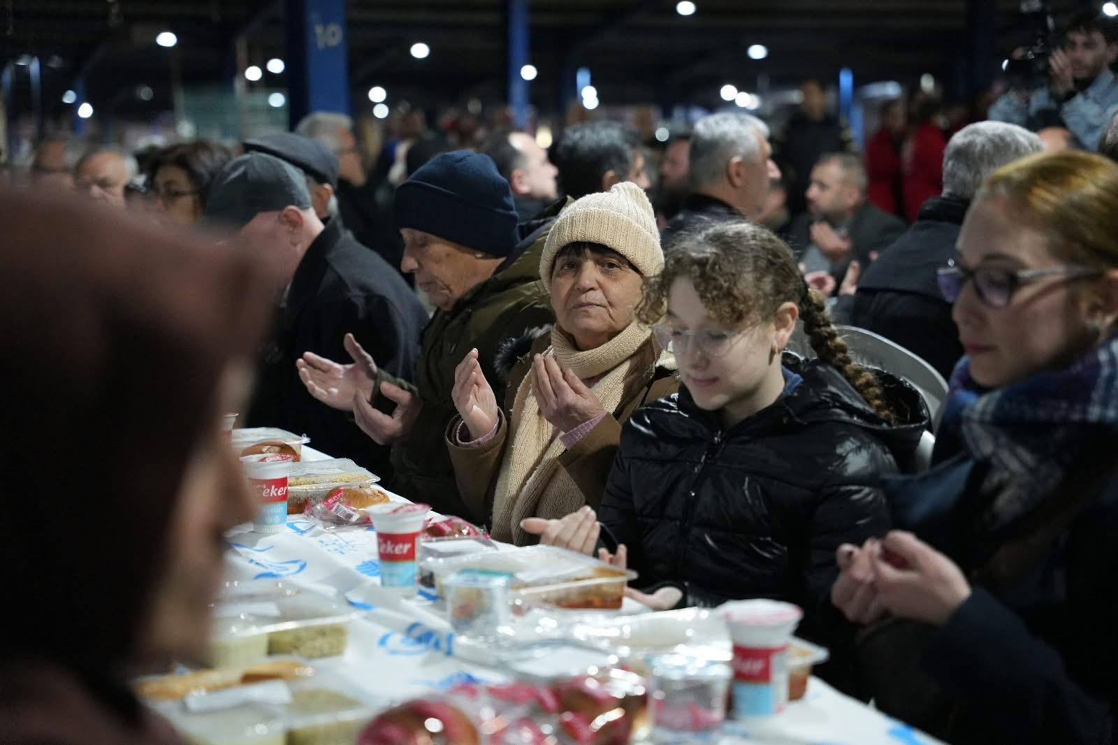 Başkan Zeyrek, Cumhuriyet Meydanı’nda Vatandaşlarla İftarda Buluştu (1)