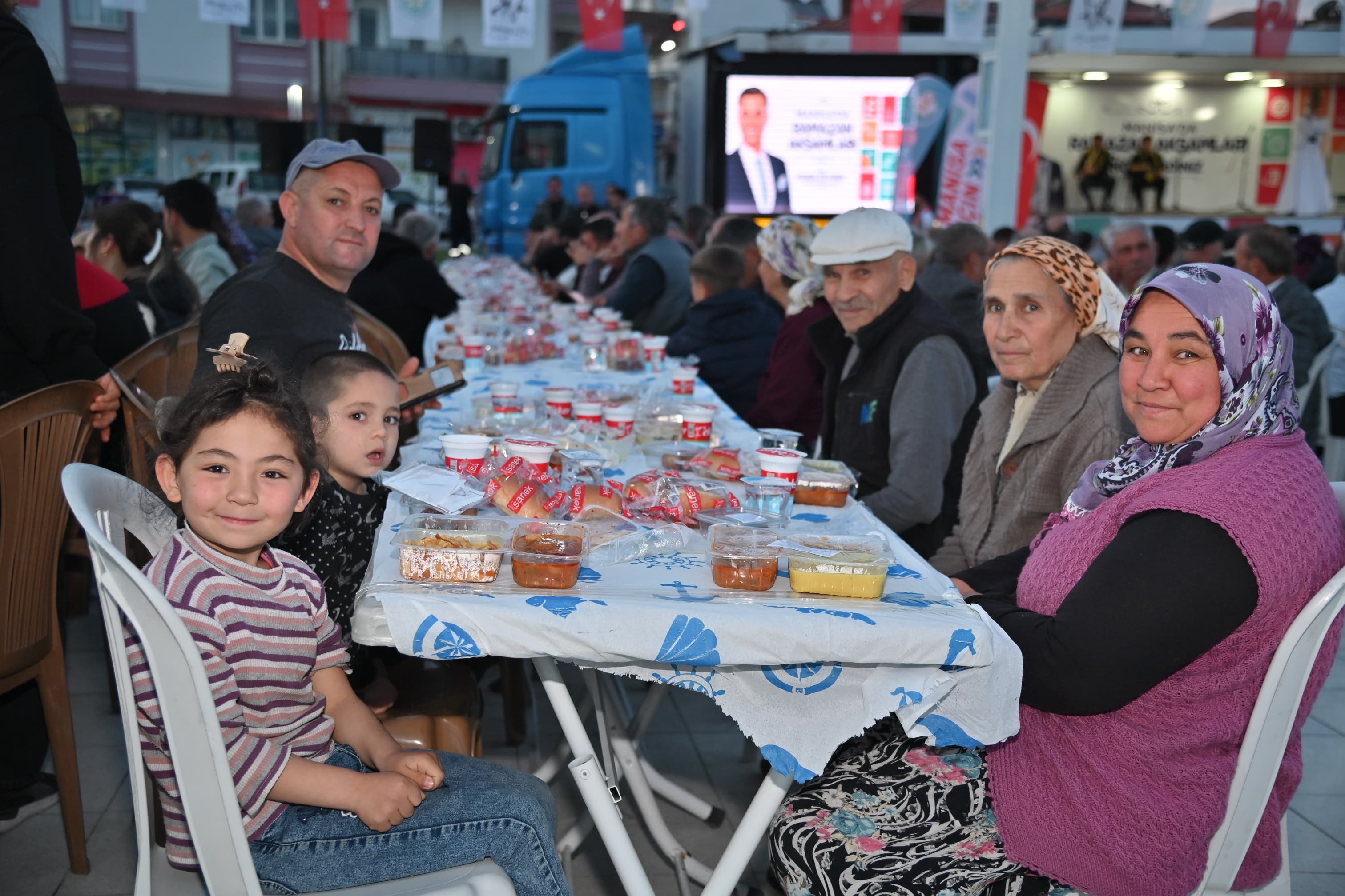 Selendi’de Ramazan’ın Bereketi Büyükşehir’in Iftar Sofrasında Paylaşıldı (3)