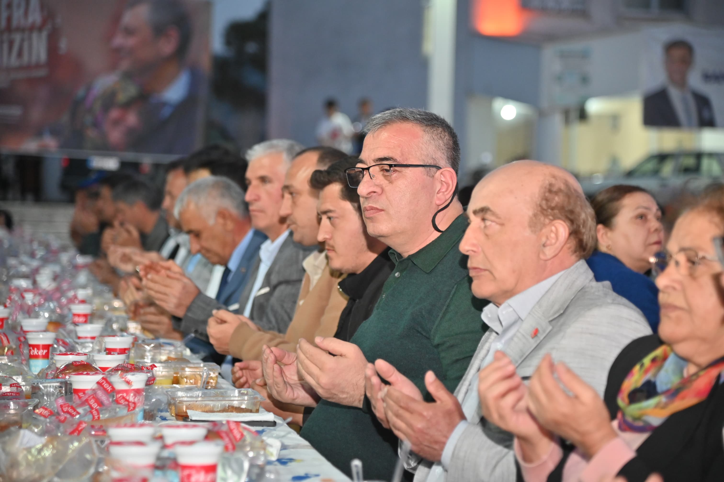 Selendi’de Ramazan’ın Bereketi Büyükşehir’in Iftar Sofrasında Paylaşıldı (5)