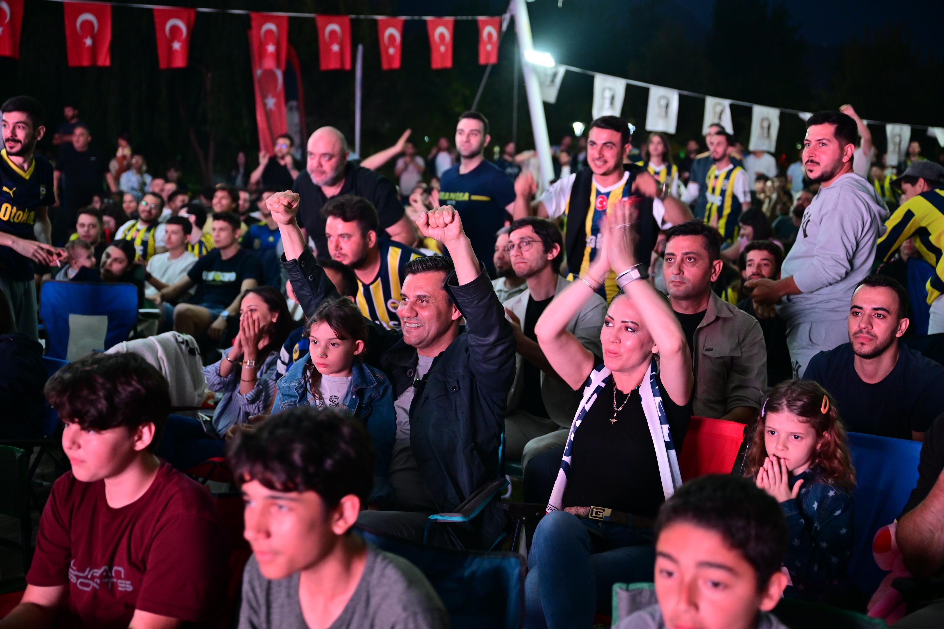 Manisalılar Finali Başkan Zeyrek’le Birlikte İzledi (6)