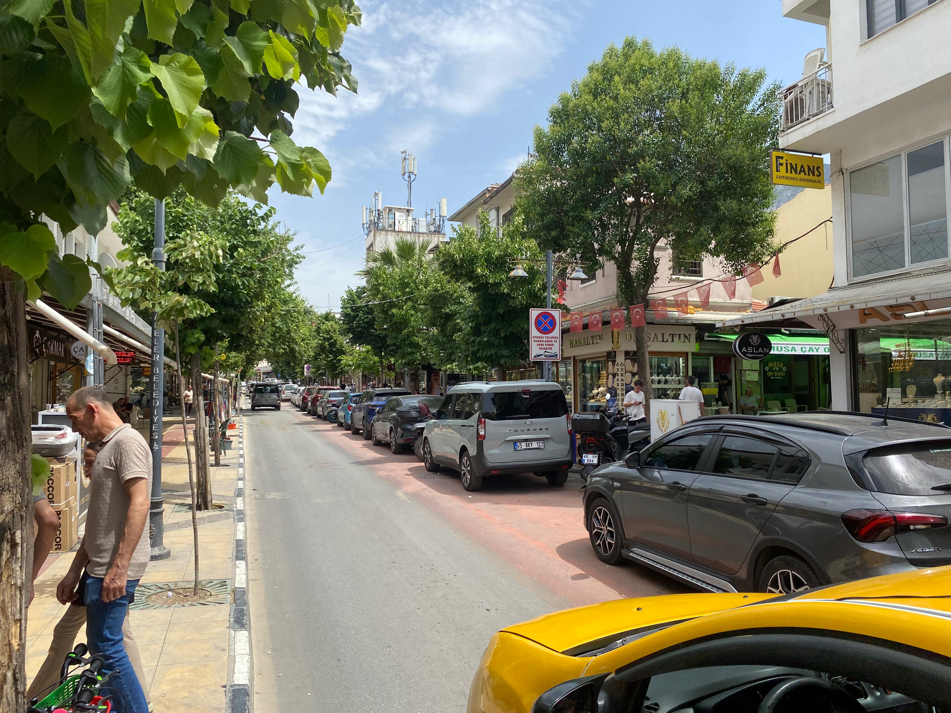 Otobüs Yolunda Park Edilmiş Araçlara Ceza Yok! (1)