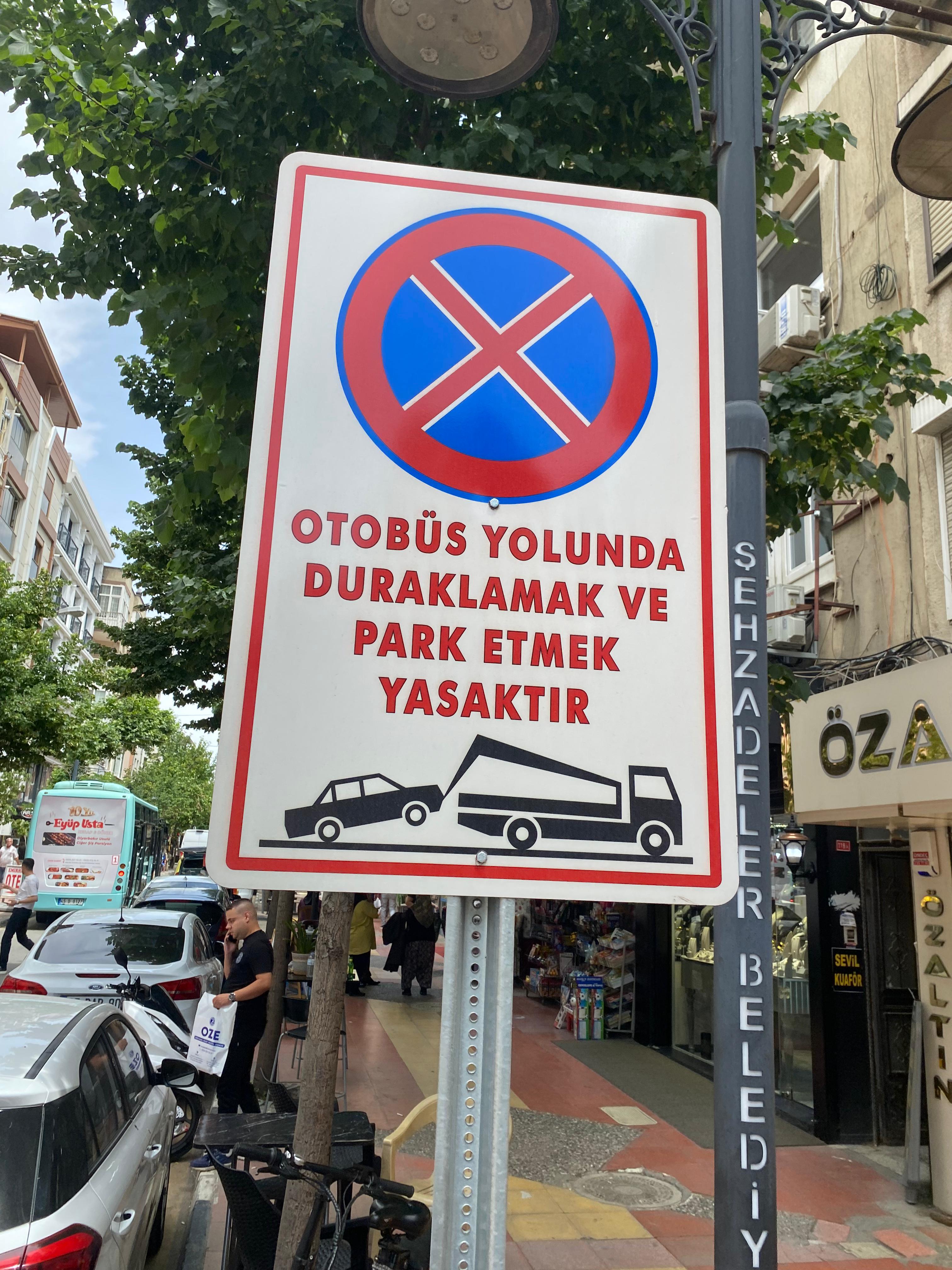 Otobüs Yolunda Park Edilmiş Araçlara Ceza Yok! (3)