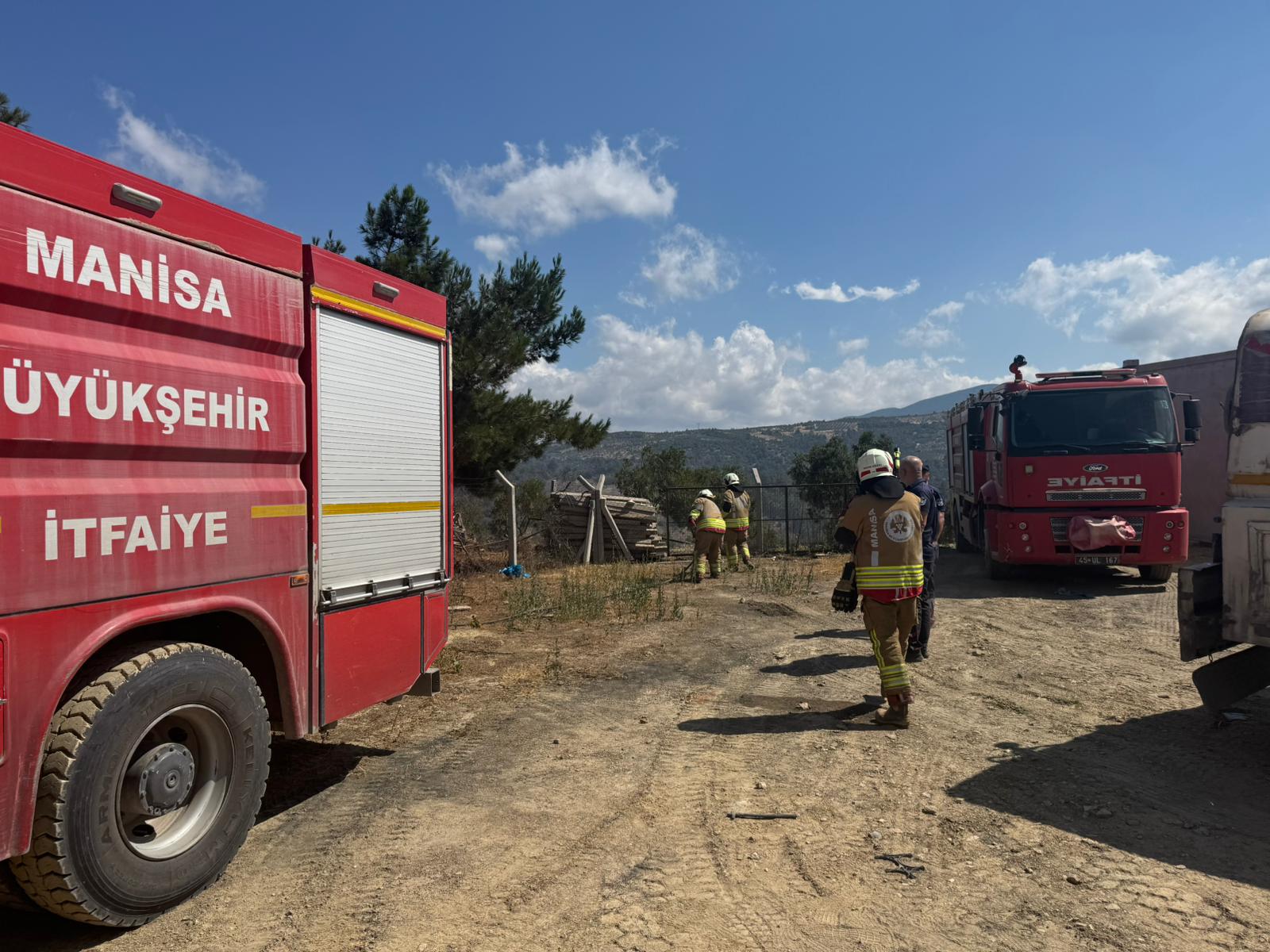 Başkan Dutlulu, Akhisar’daki Yangın Bölgesinde İncelemelerde Bulundu (18)