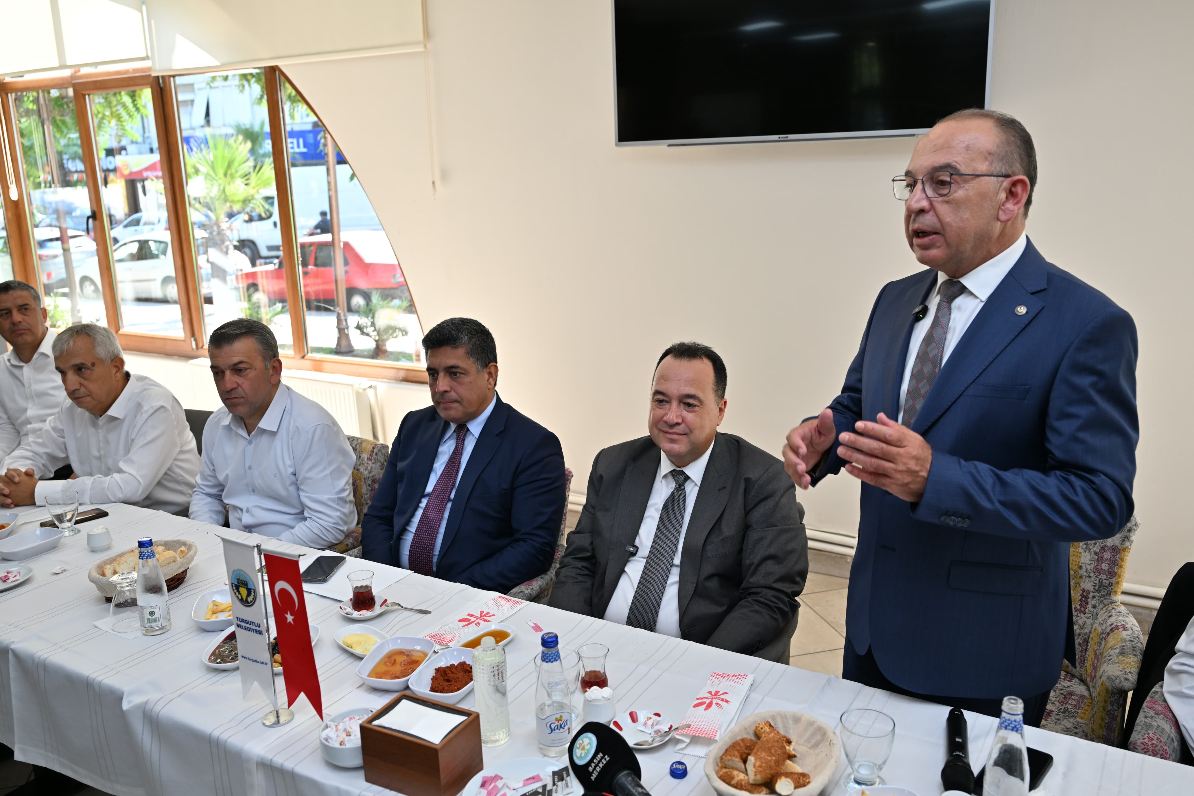 Başkan Dutlulu, Turgutlu’da Muhtarların Isteklerini Dinledi (3)