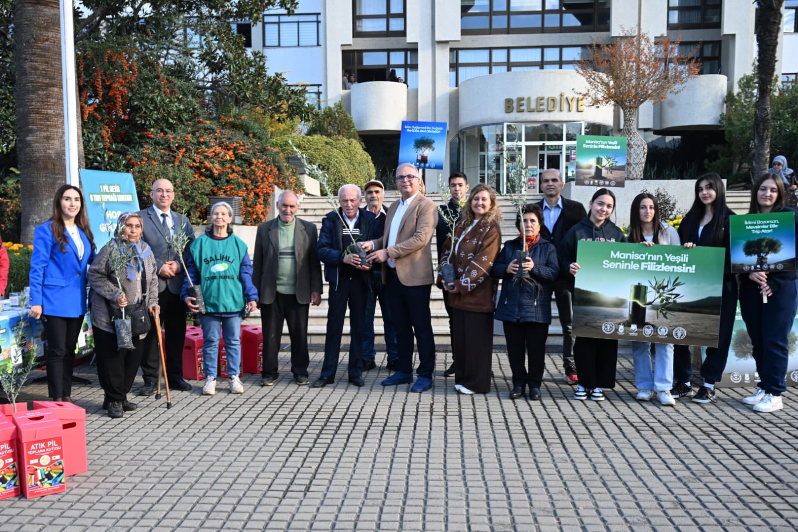 Sali̇hli̇’de Atik Pi̇l Toplama Etki̇nli̇ği̇ne Yoğun Katilim 300 Ki̇lo Atik Pi̇l Toplandi (3)