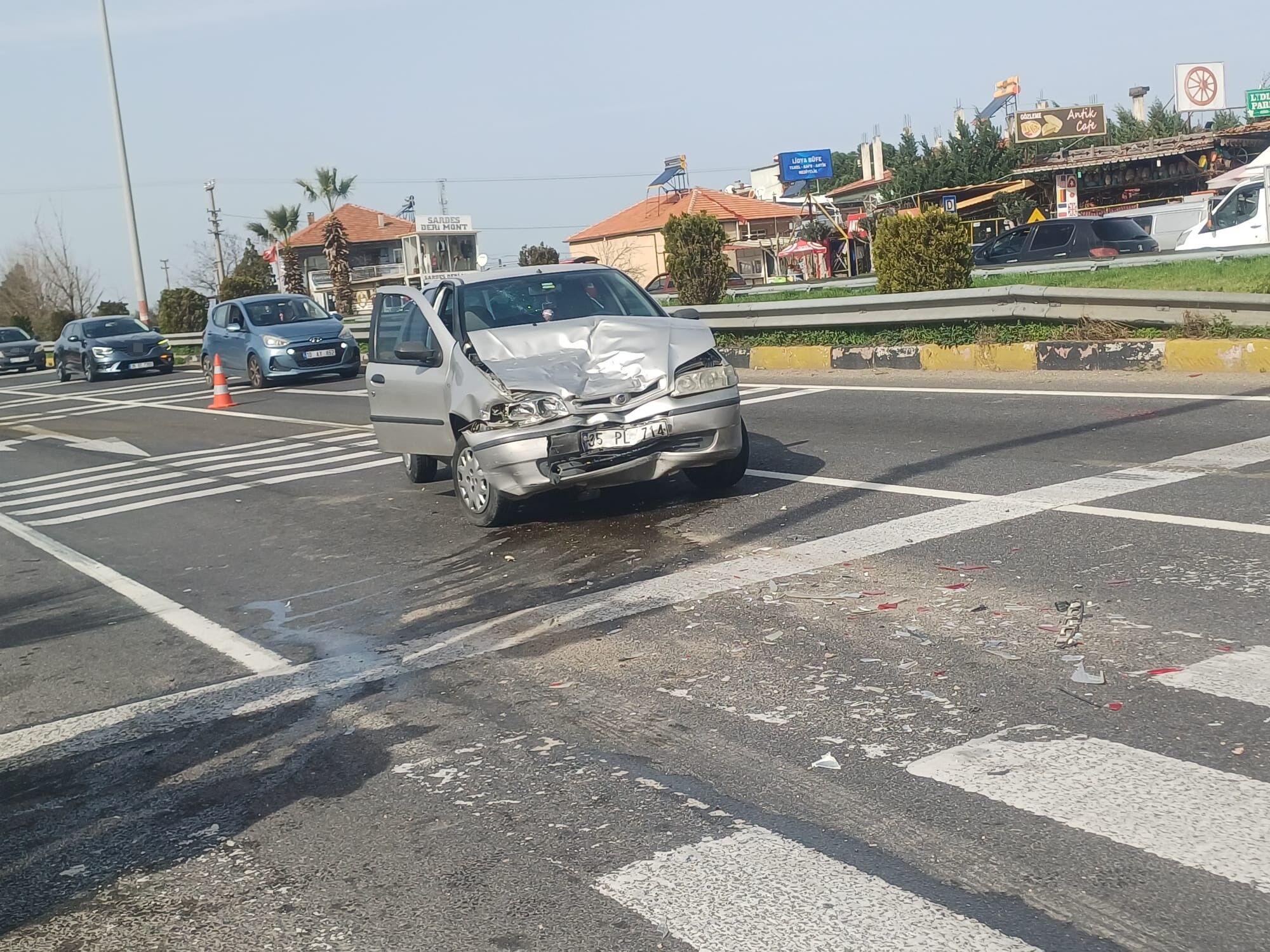 Manisa'da 2 otomobil çarpıştı: 2'si çocuk 5 yaralı! - Manisa Kent