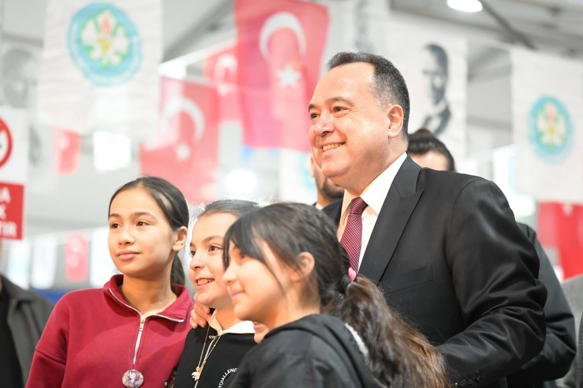 Başkan Besim Dutlulu Binlerce Manisalıyla İftar Sofrasında Buluştu (12)