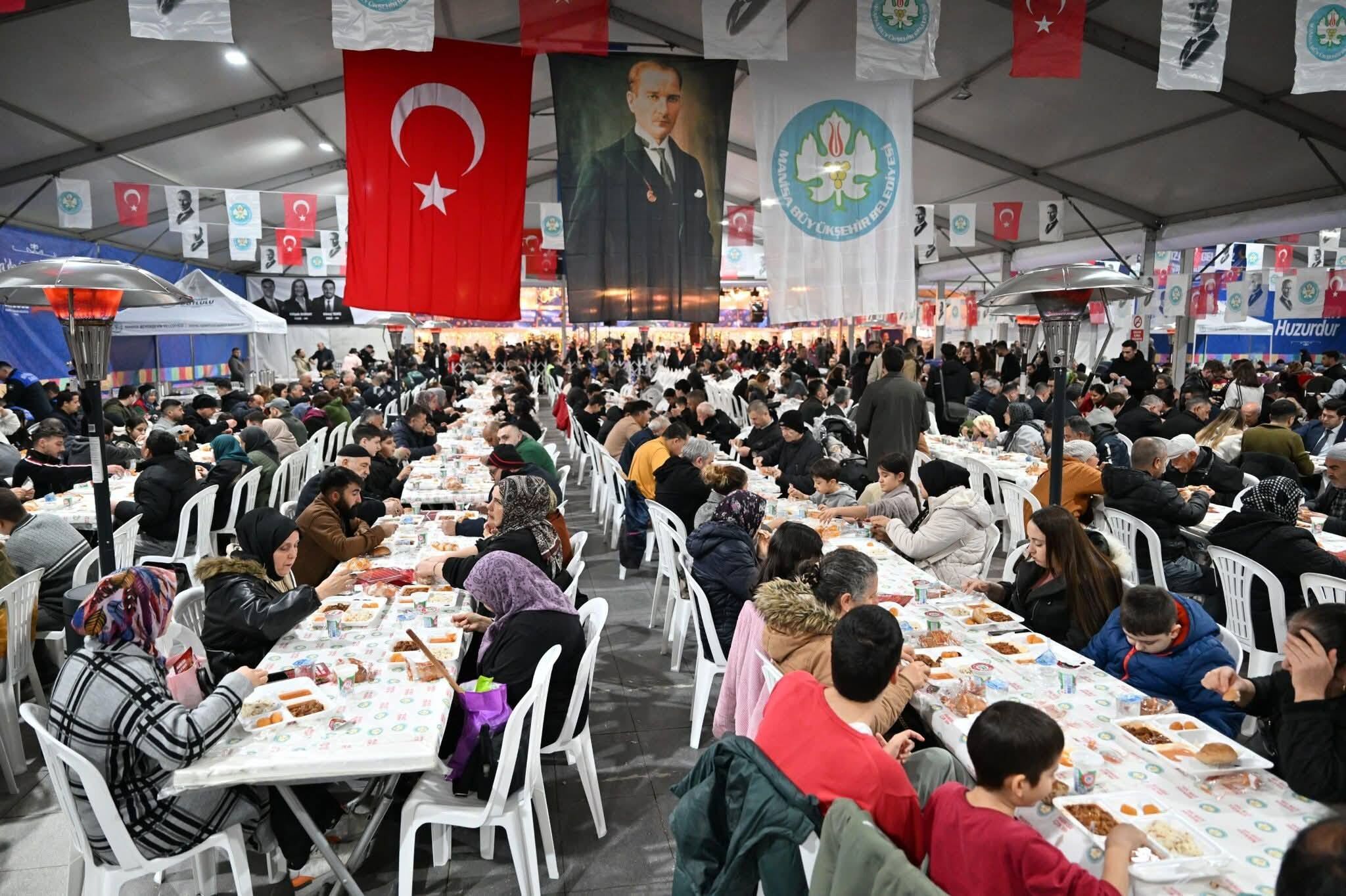 Başkan Besim Dutlulu Binlerce Manisalıyla İftar Sofrasında Buluştu (19)