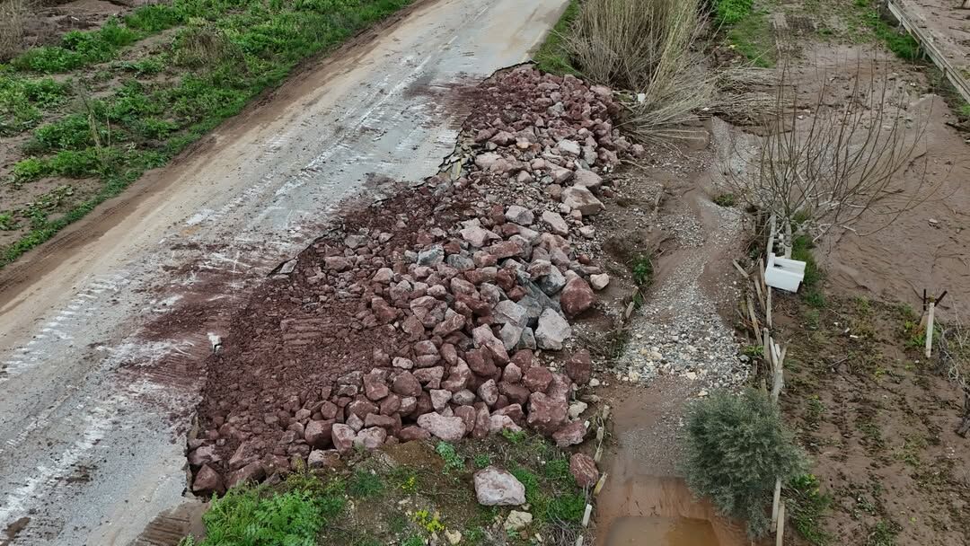 Bölgemizde Yaşanan Yoğun Yağışlar Sonrası Regülatör Yolunda Meydana Gelen Asfalt Çökmelerine, Ma (1)