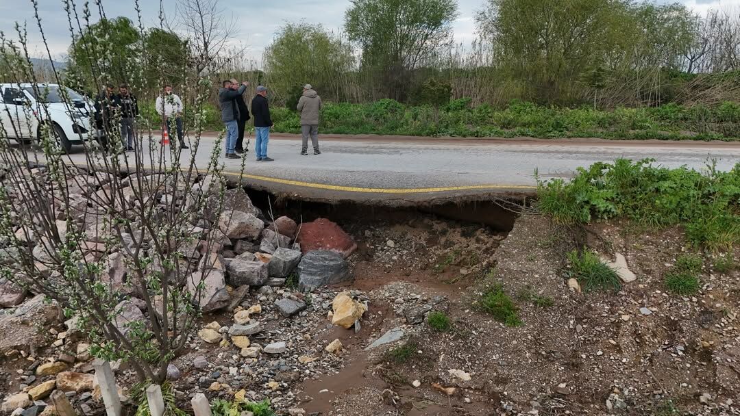 Bölgemizde Yaşanan Yoğun Yağışlar Sonrası Regülatör Yolunda Meydana Gelen Asfalt Çökmelerine, Ma (3)