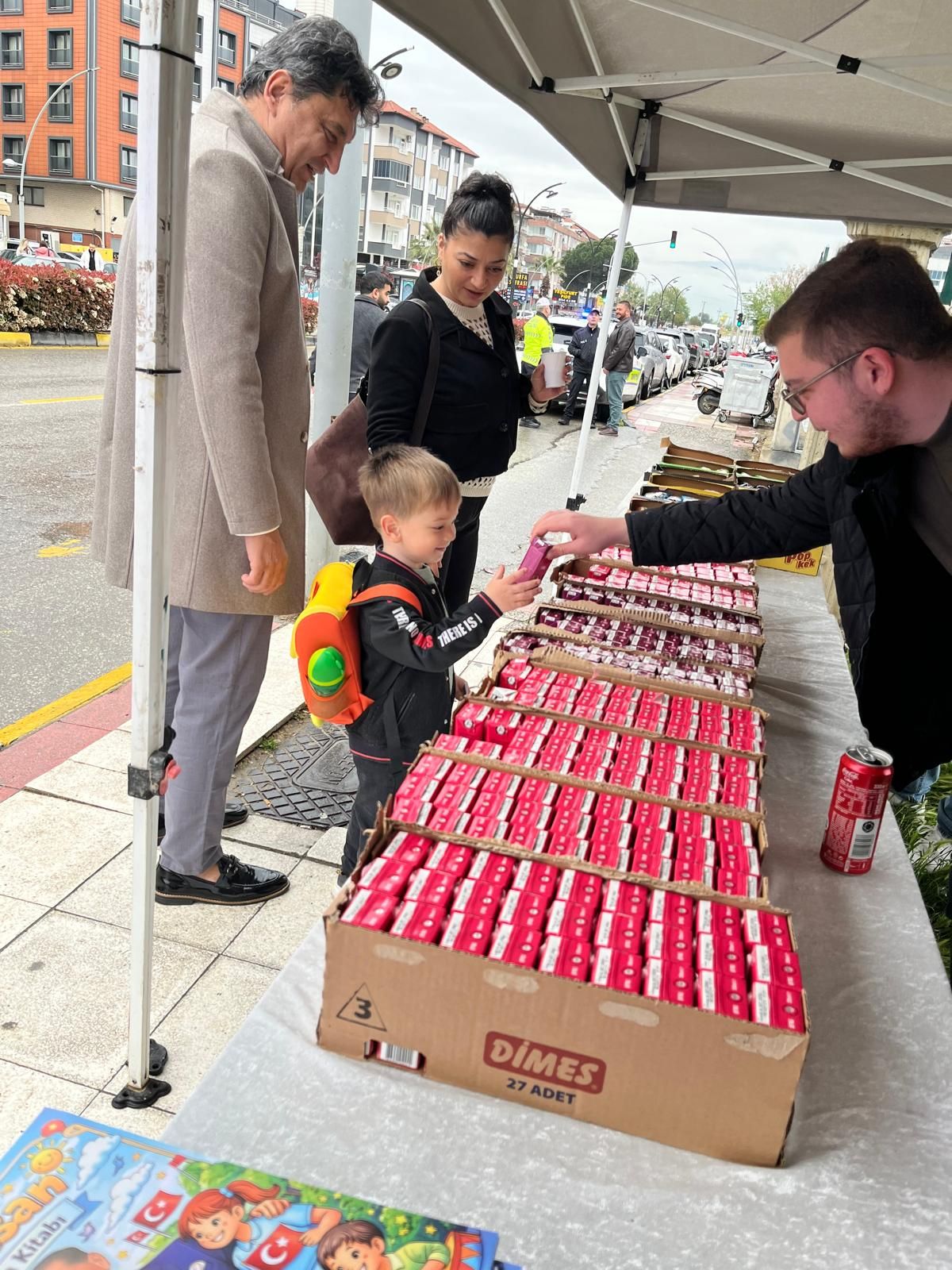 CHP Alaşehir Gençlik Kolları'ndan miniklere bayram jesti