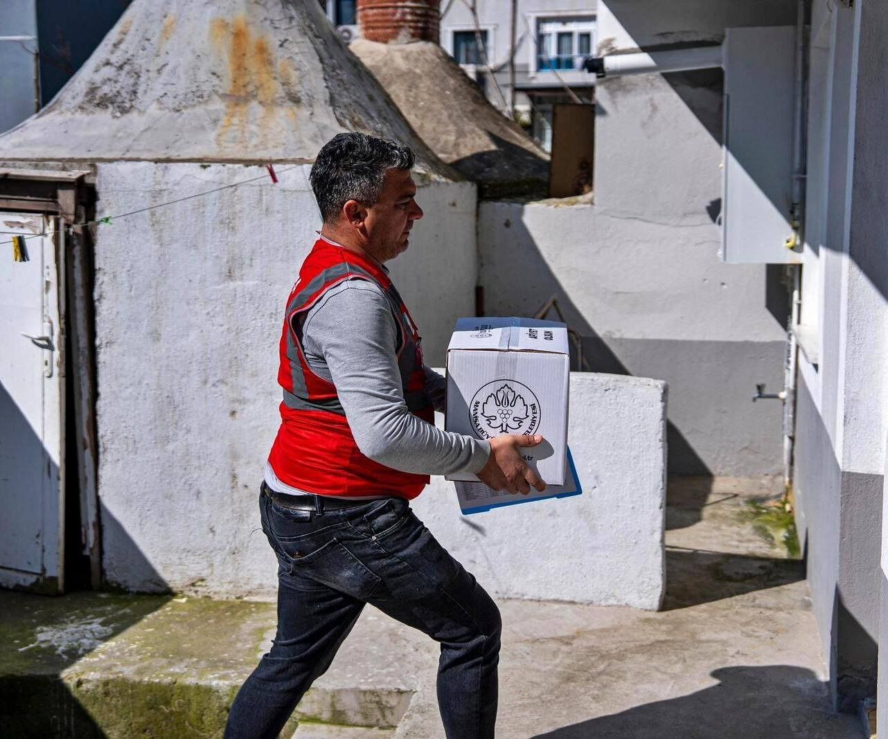 Büyükşehir’in Dayanışma Eli Bayram Öncesi Sofralara Ulaştı (9)