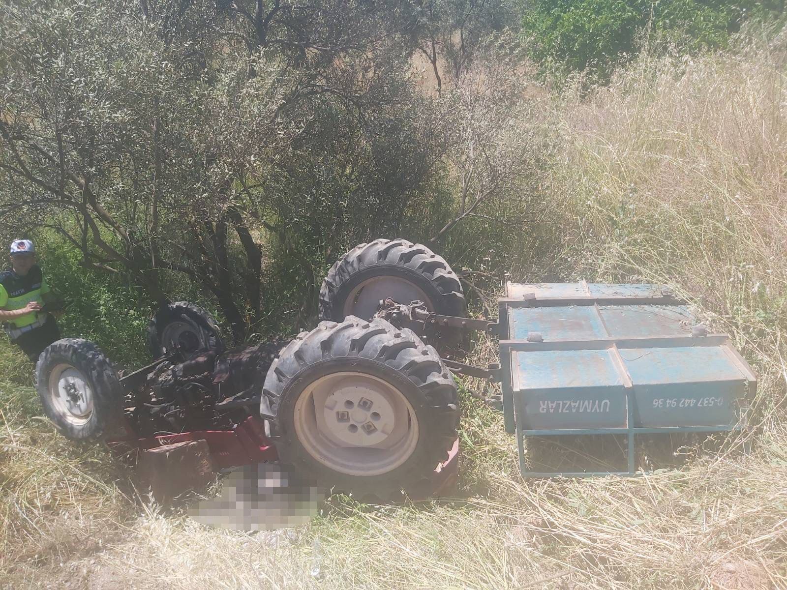Manisa'da traktör devrildi: Çiftçi hayatını kaybetti