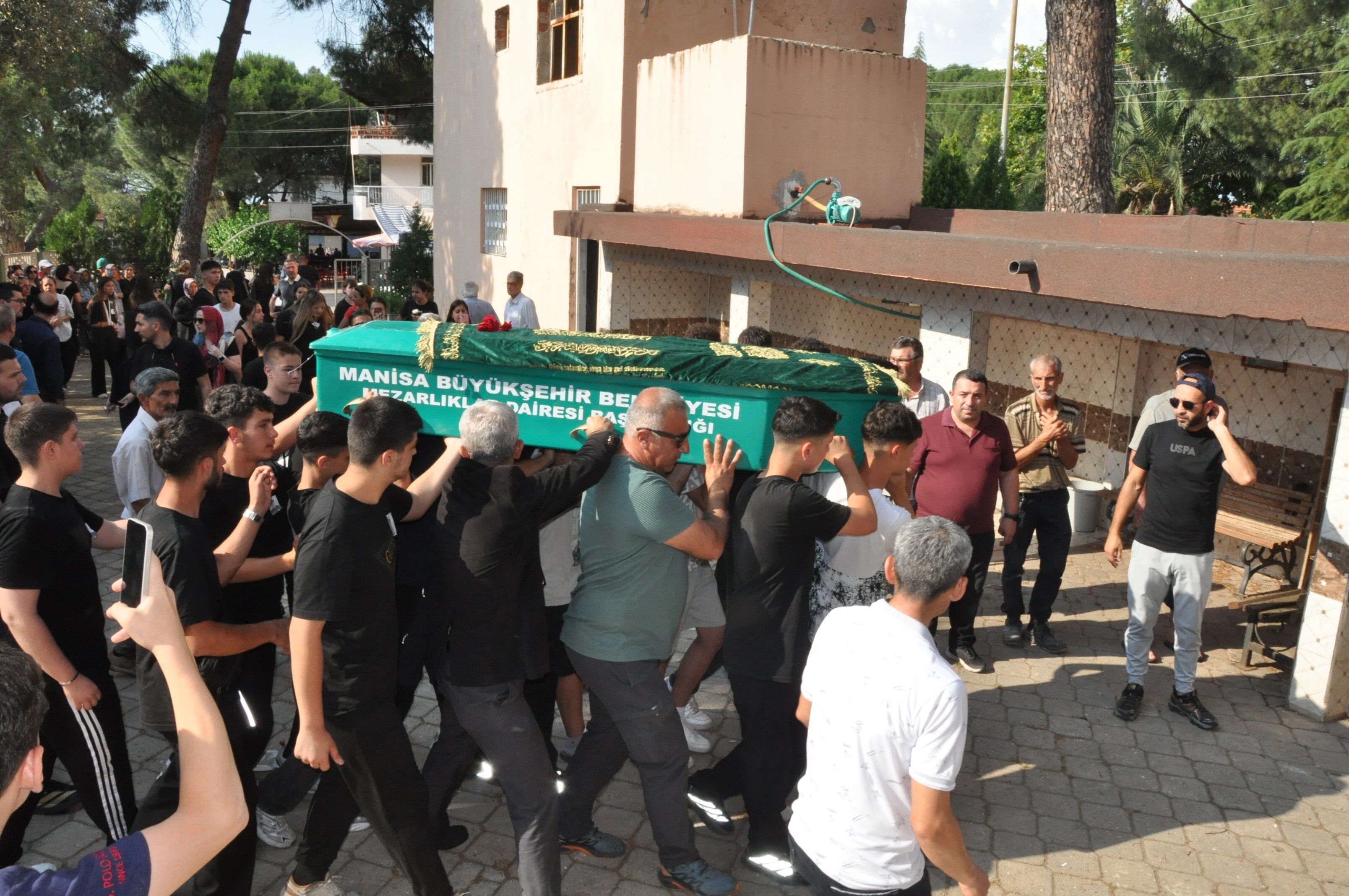 İzmir'de çıkan bıçaklı kavgada 15 yaşındaki Manisalı çocuk hayatını kaybetti