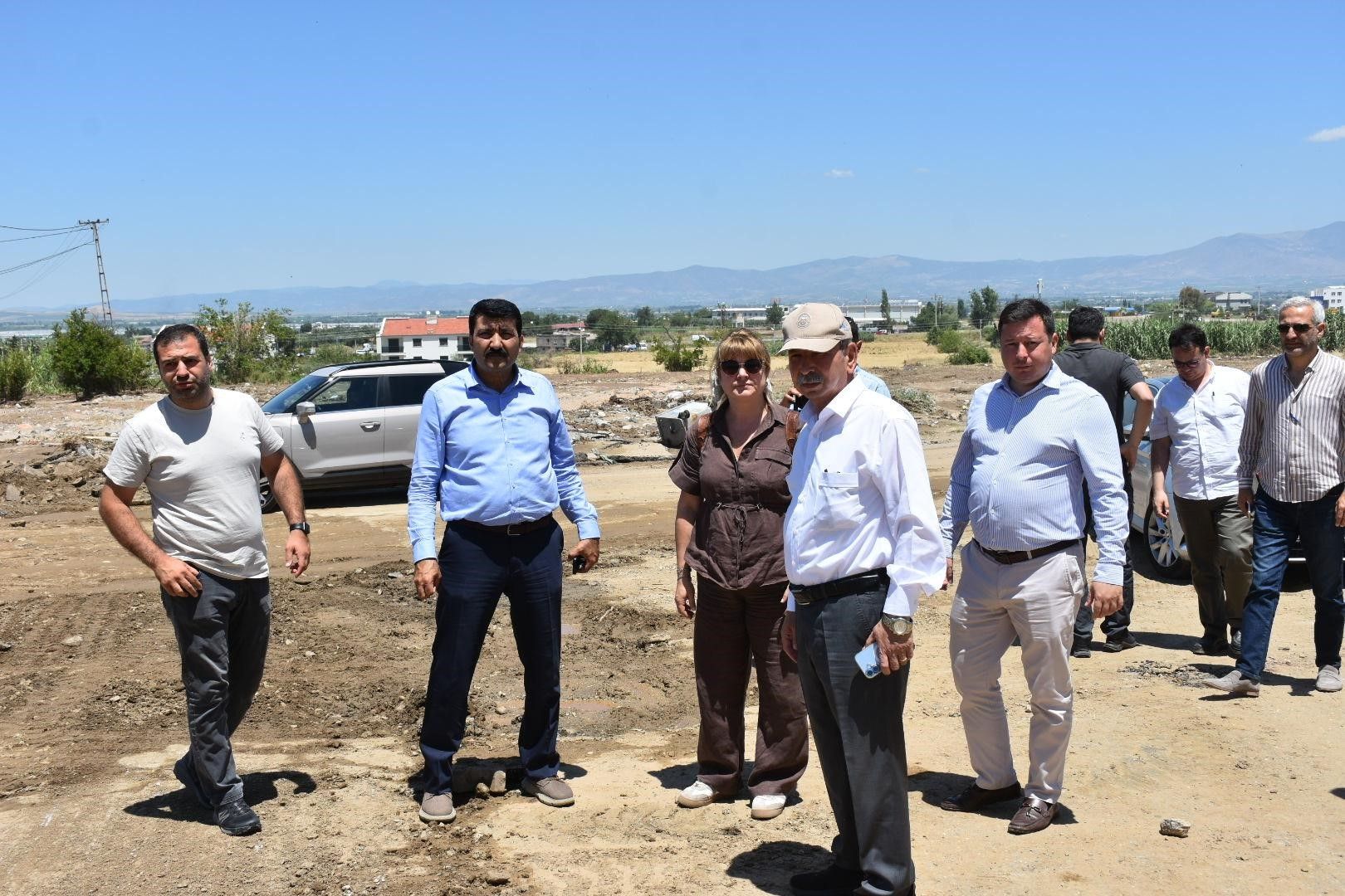 Manisa Büyükşehir Belediyesi Salihli'de yaraları sarıyor