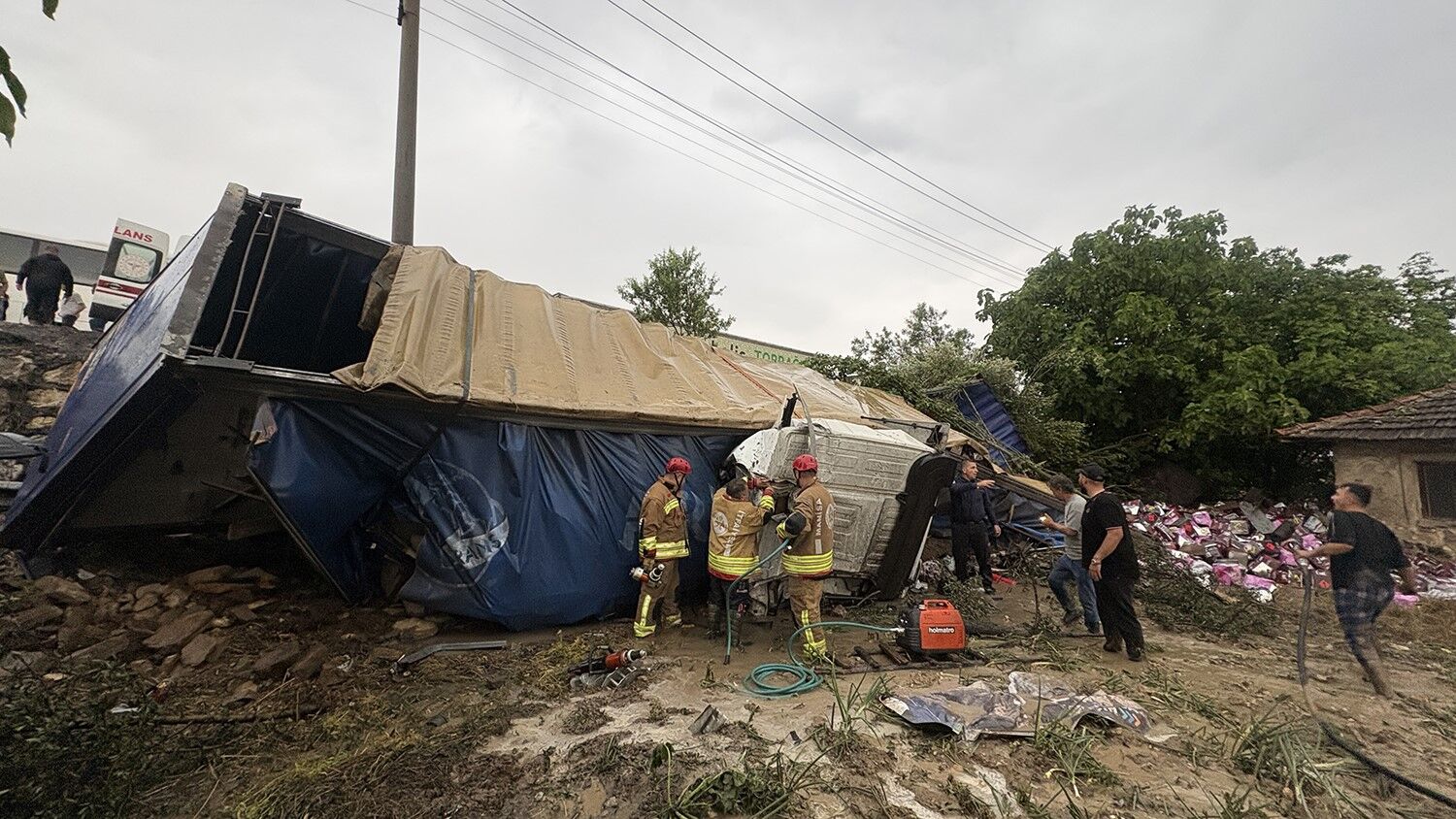 Manisa'da zincirleme kaza; 2 ölü, 4 yaralı