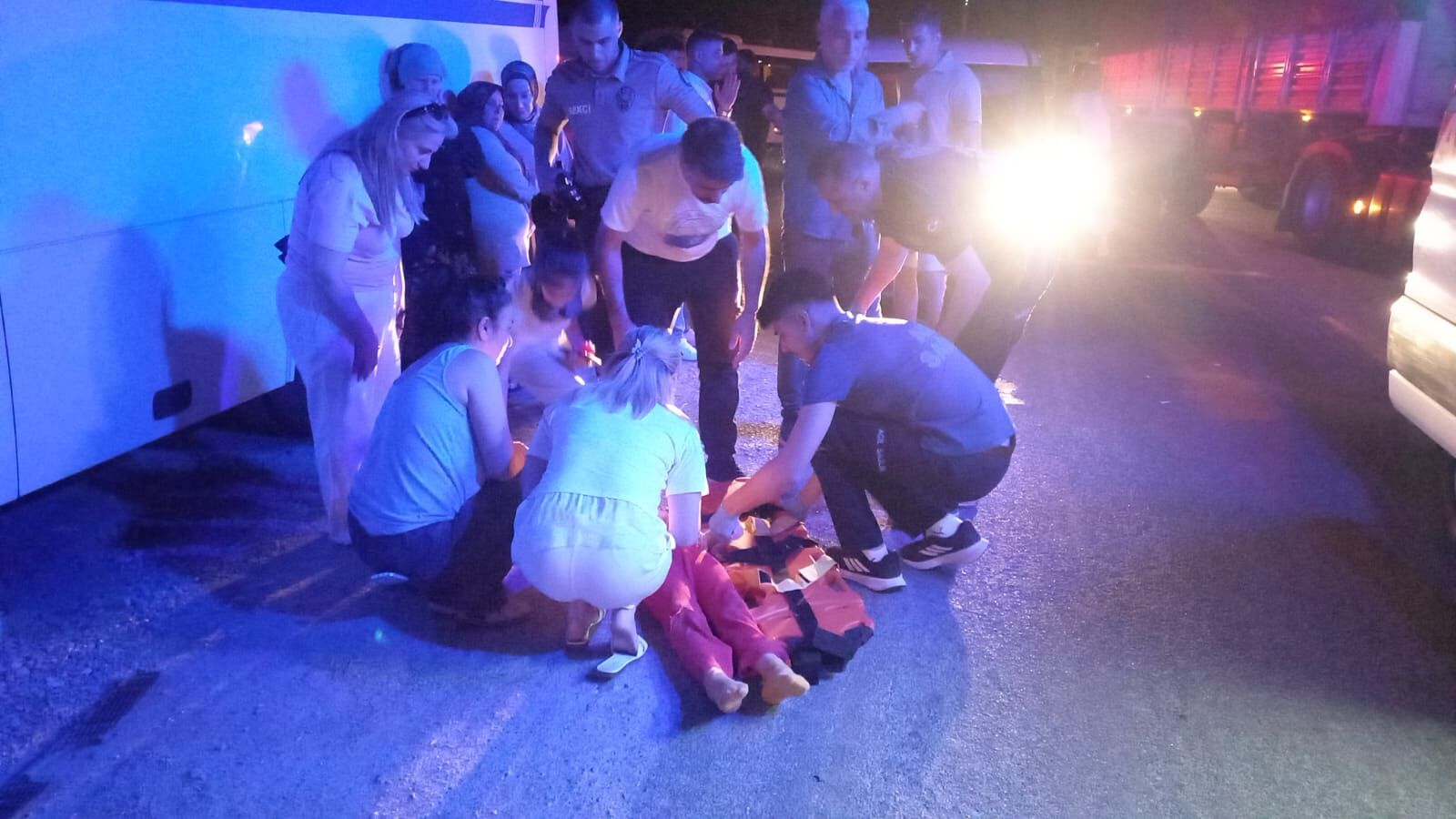 Manisa'da karşıya geçmeye çalışan anne ve kıza araba çarptı