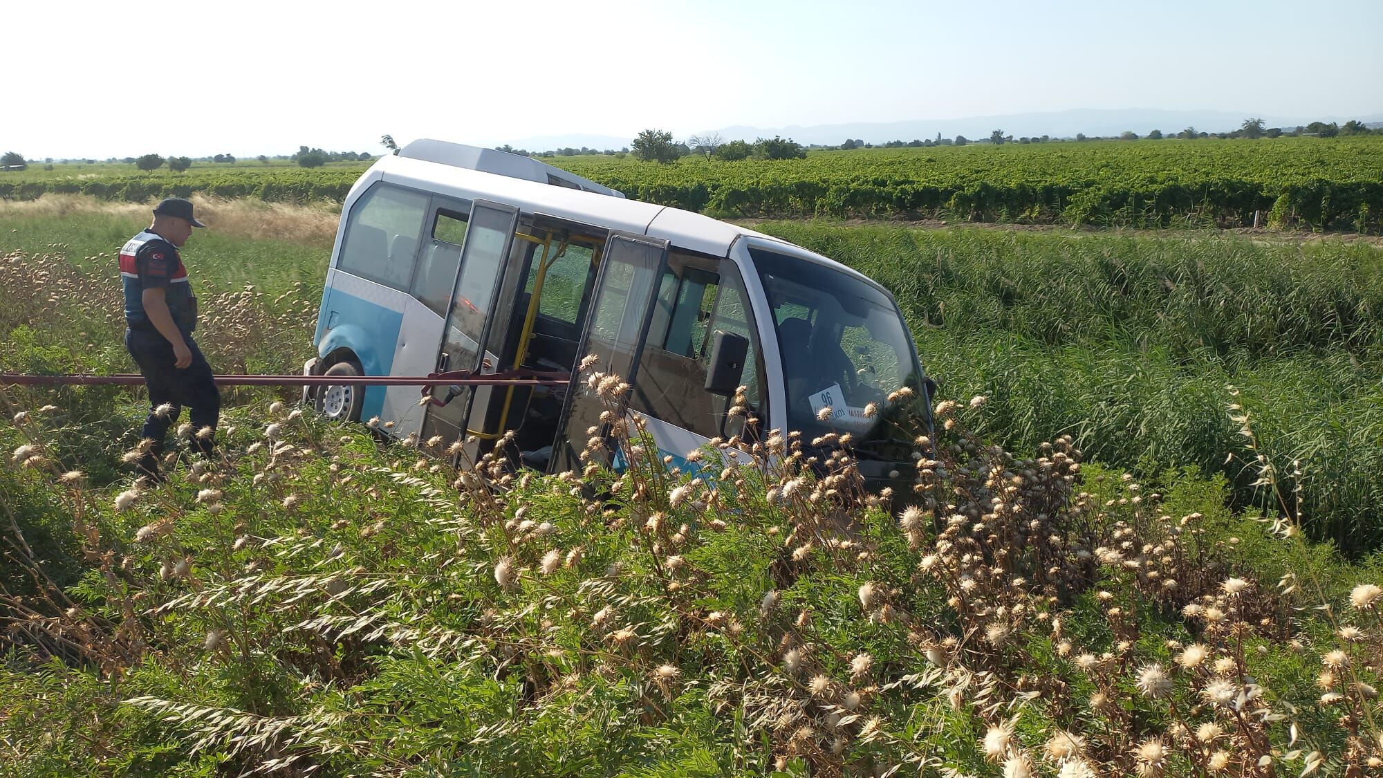 Manisa'da özel halk otobüsü şarampole devrildi
