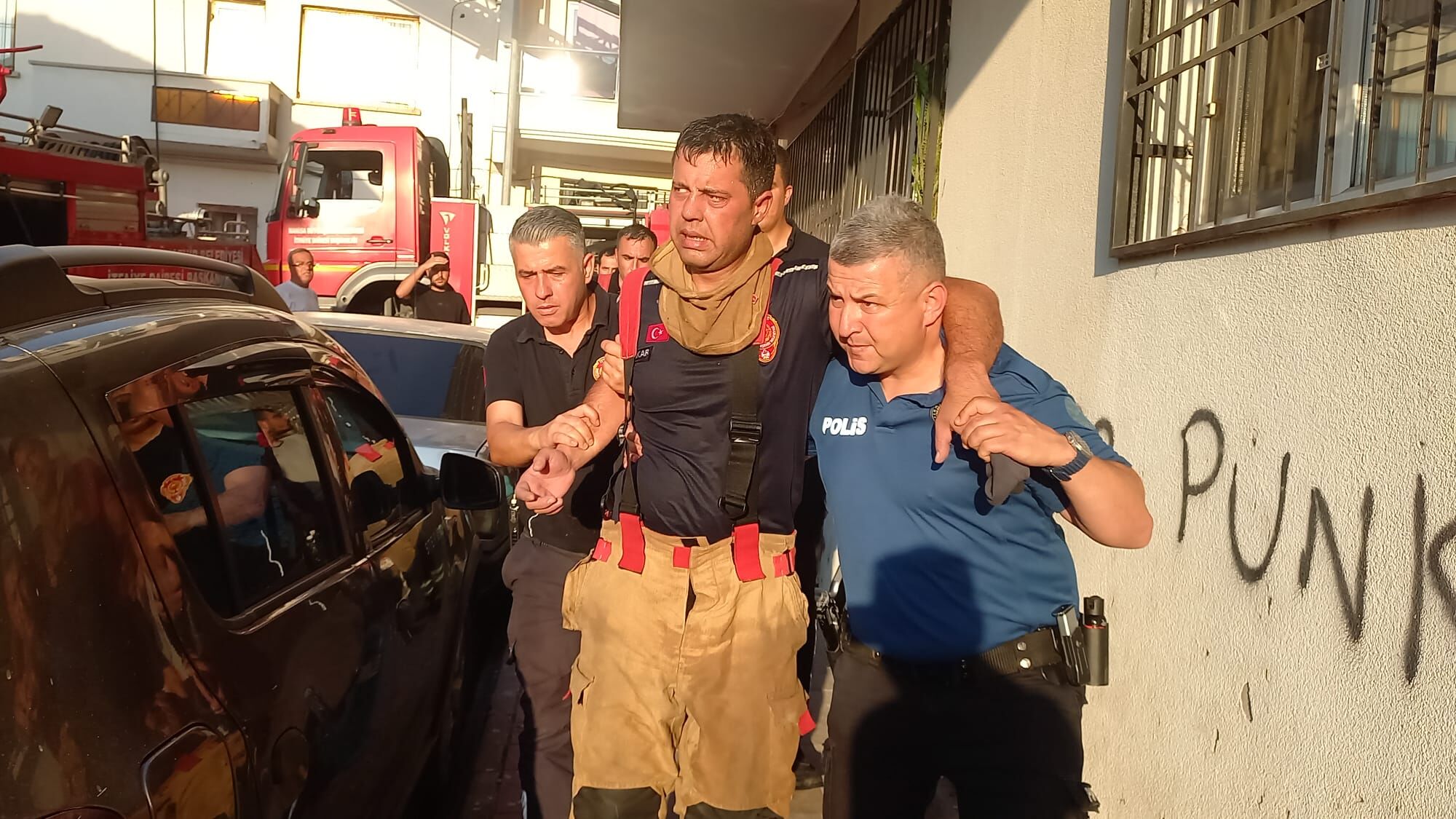 Manisa'da çıkan yangında 4 itfaiyeci hastanelik oldu