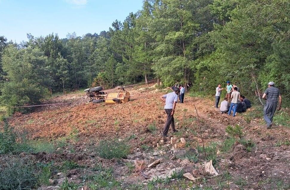Devrilen traktörün altında kalan çiftçi hayatını kaybetti