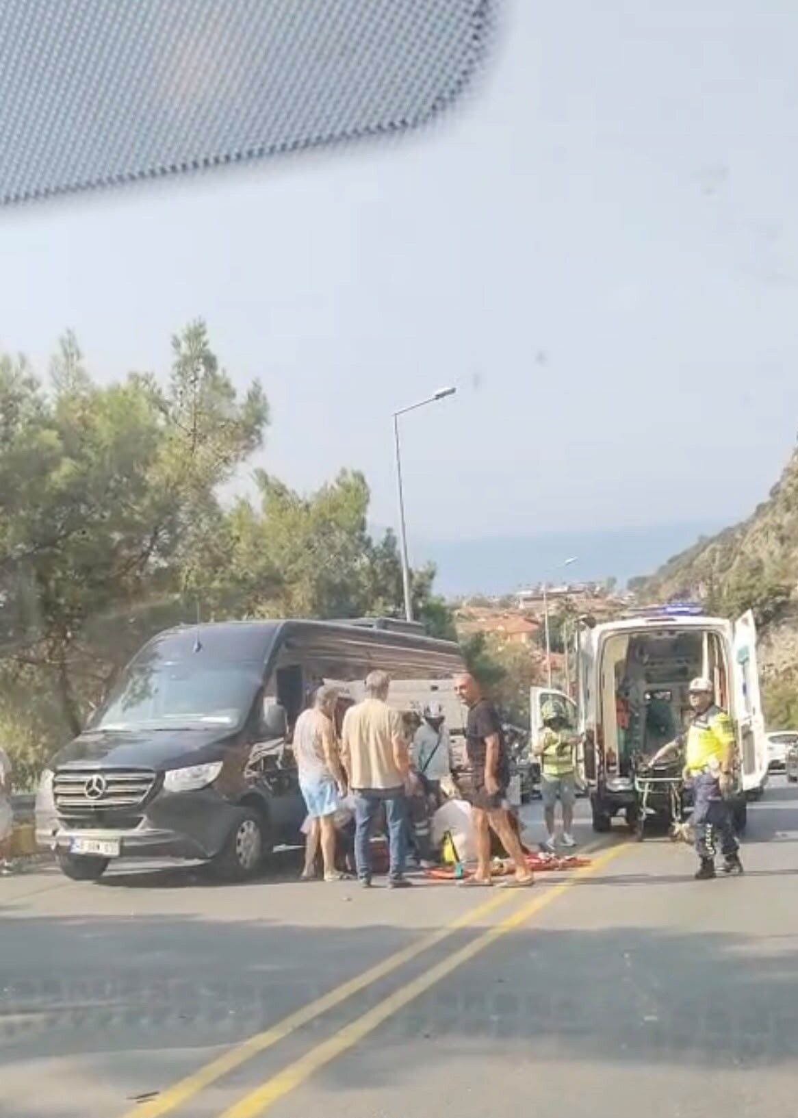 Kazada yola savrulan genç hayatını kaybetti