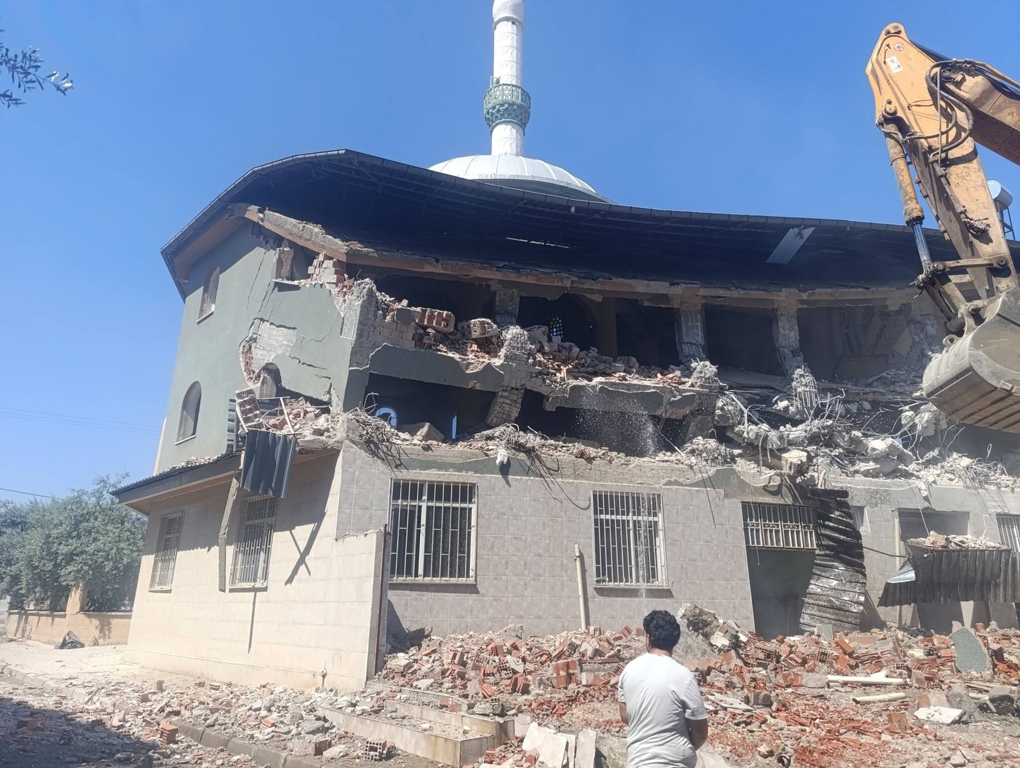 Manisa’da 28 yıllık cami yıkılıyor