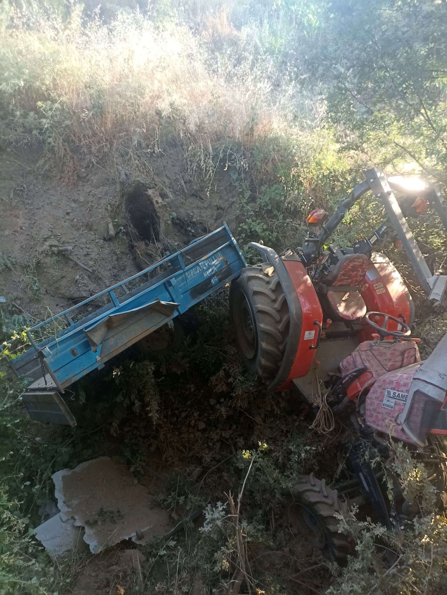 Hareket eden traktörü durdurmak isterken hayatını kaybetti
