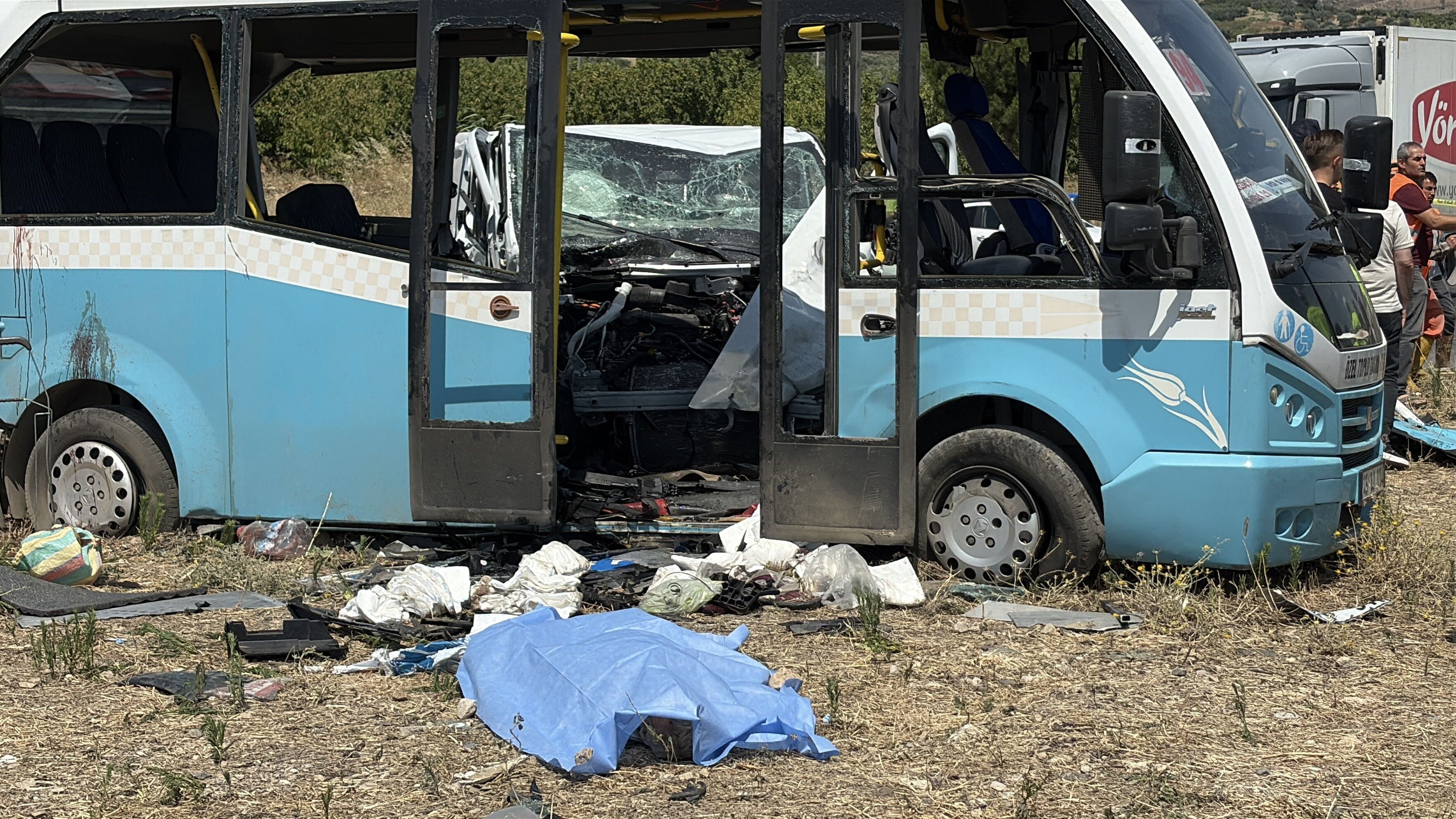 Manisa'da kamyonet ile halk otobüsü çarpıştı: 1 ölü, 4'ü ağır çok sayıda yaralı