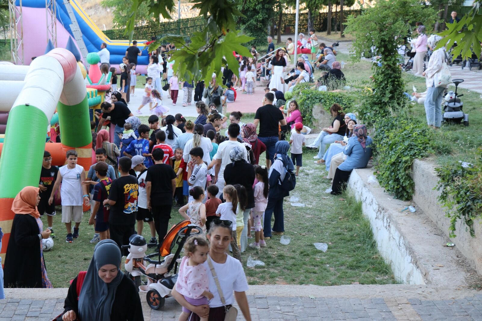 “Büyükşehir Çocuk Şenliği Gördes’te” Çocuklara Unutulmaz Bir Akşam Yaşattı (1)