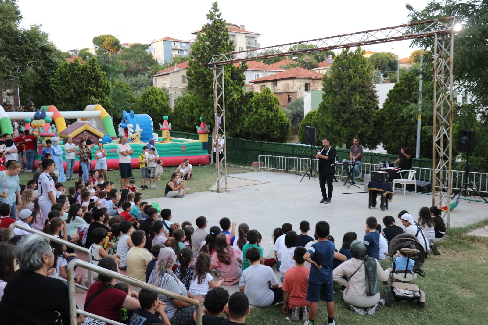 “Büyükşehir Çocuk Şenliği Gördes’te” Çocuklara Unutulmaz Bir Akşam Yaşattı (12)