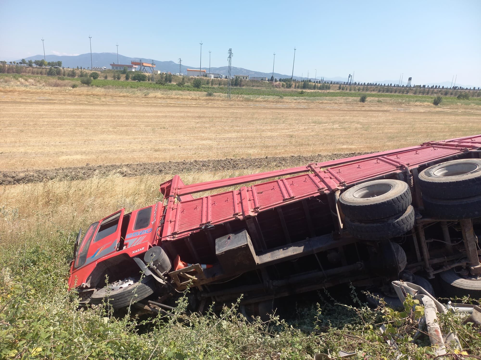 Manisa'da kamyon şarampole devrildi: Sürücü ağır yaralandı