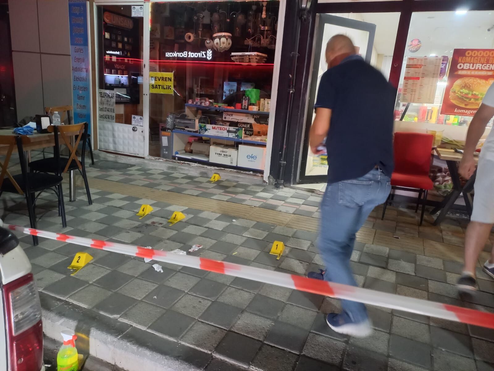 Manisa'da yolda yürüyen gence silahlı saldırı