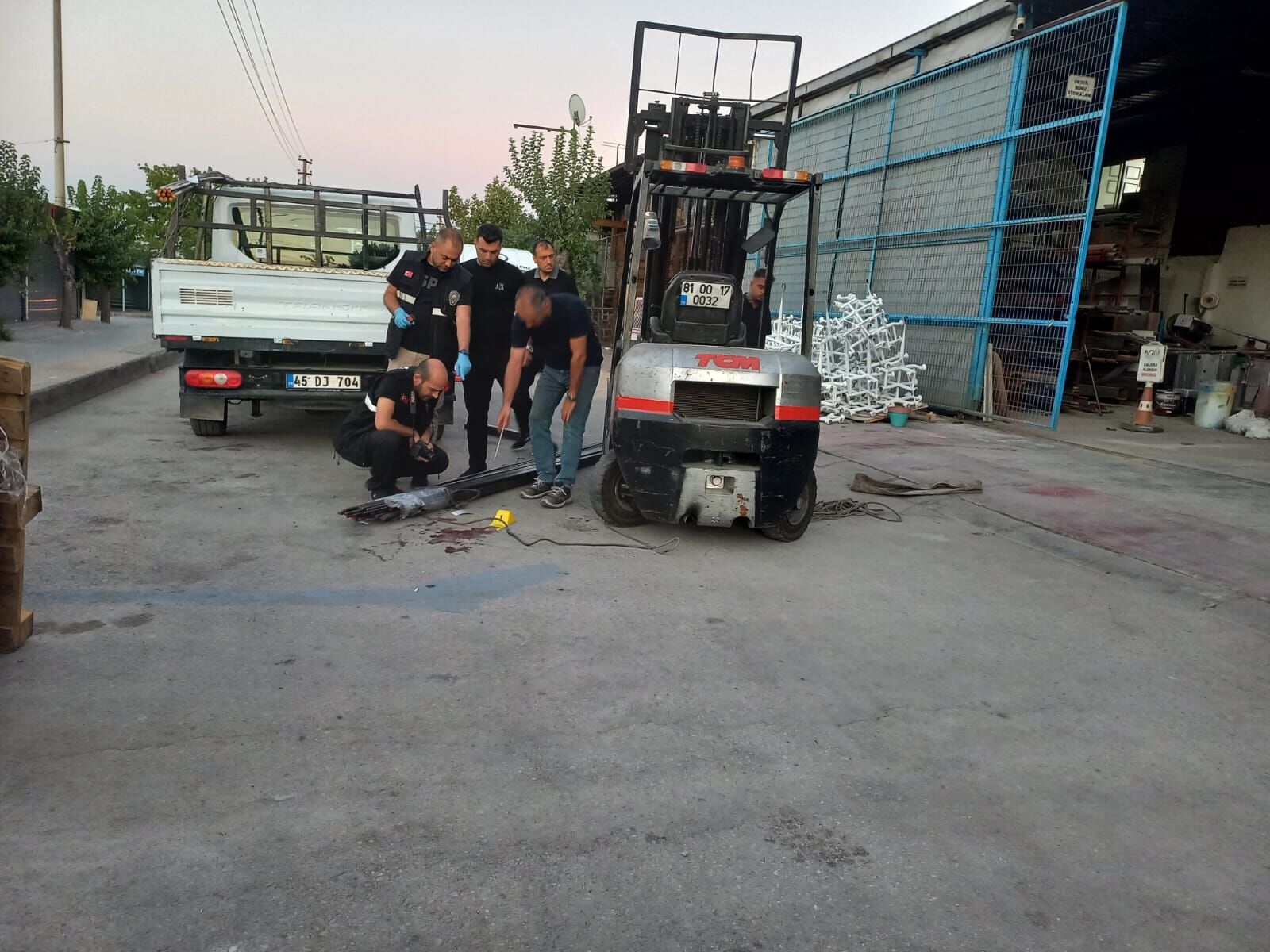 Manisa'da korkunç iş kazası: Forkliftteki demirler işçinin üzerine düştü
