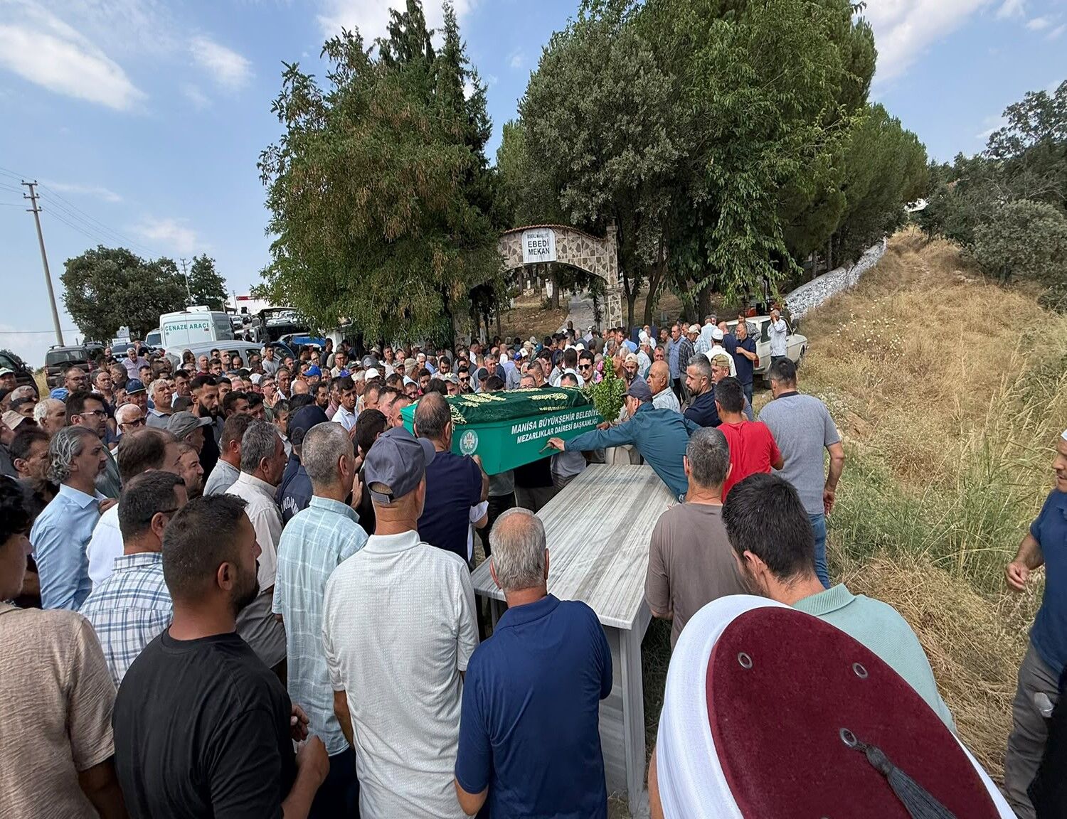 Babasının av tüfeğiyle oynarken kendini vuran çocuk toprağa verildi