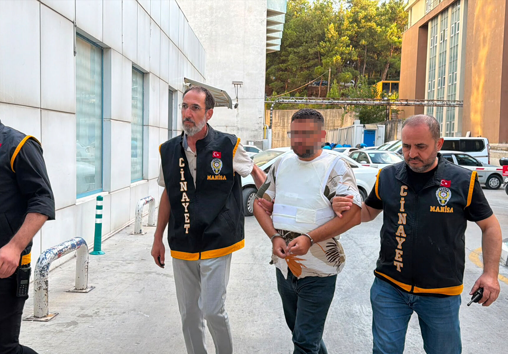 Manisa'daki baba-oğul cinayetinin zanlısı adliyeye sevk edildi