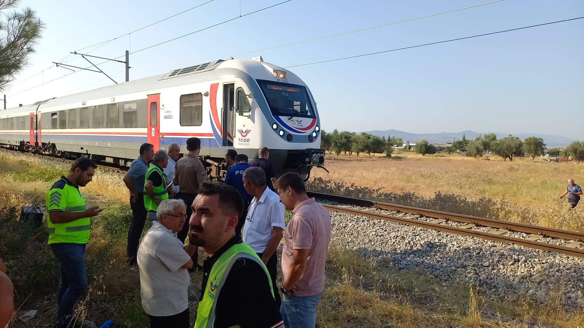 Manisa'da trenin çarptığı bir kişi ağır yaralandı