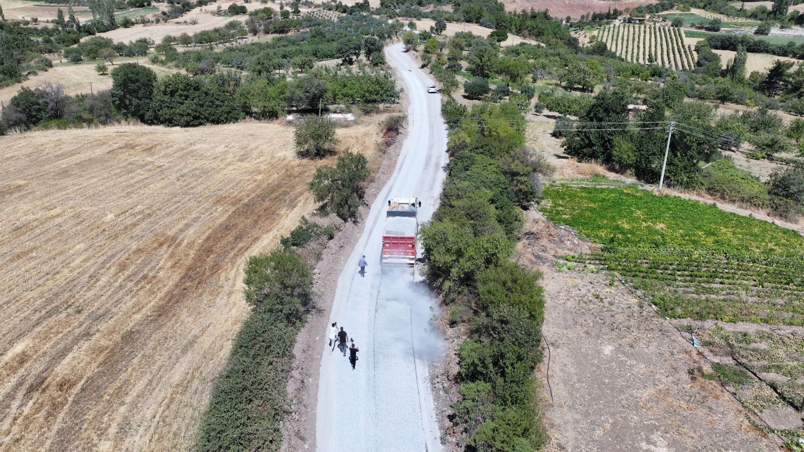 Manisa'da 1999’da açılan yol 27 yıl sonra asfaltla buluştu