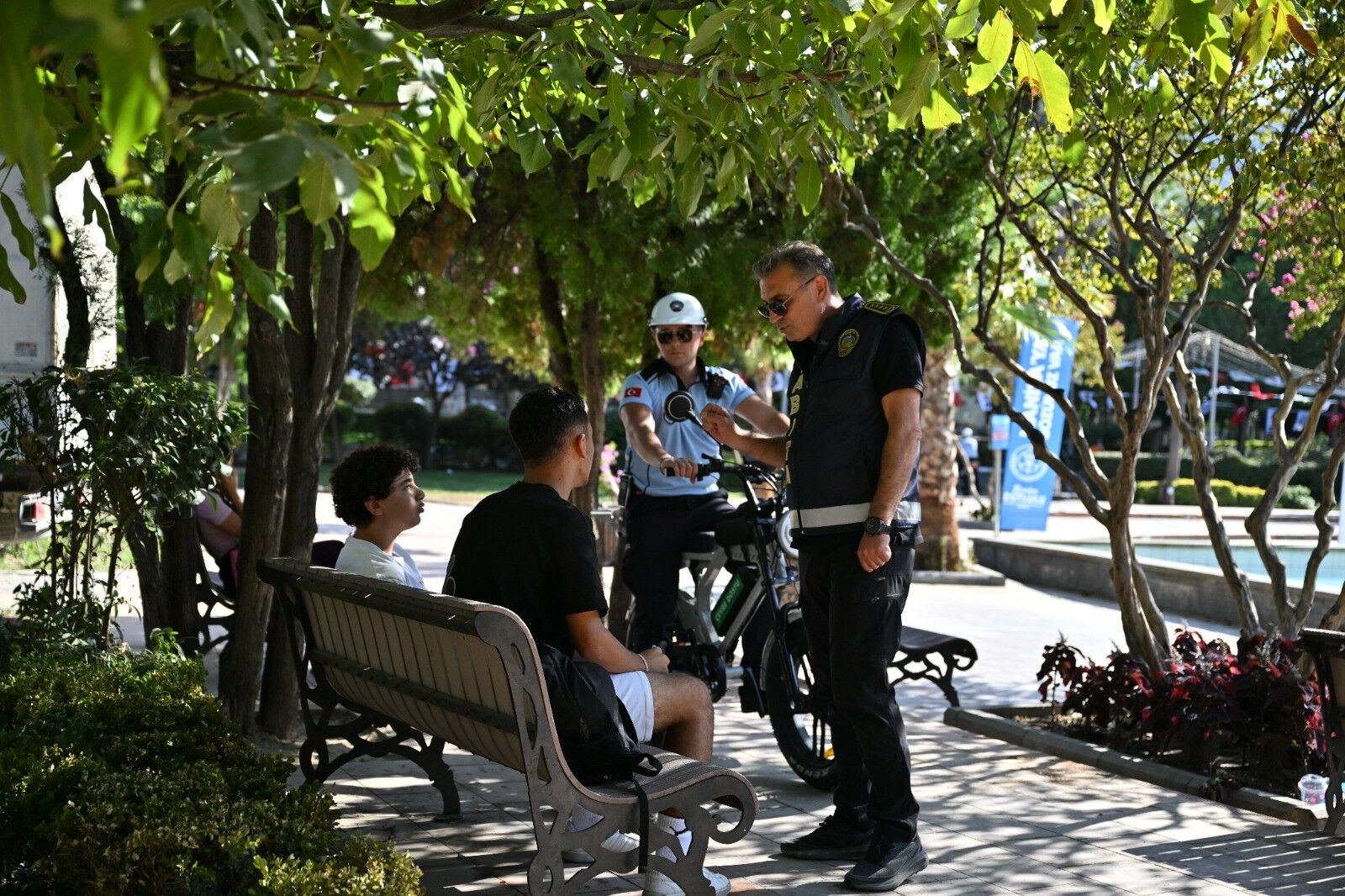 Manisa'da yere çöp atanlara 4 bin TL ceza geliyor