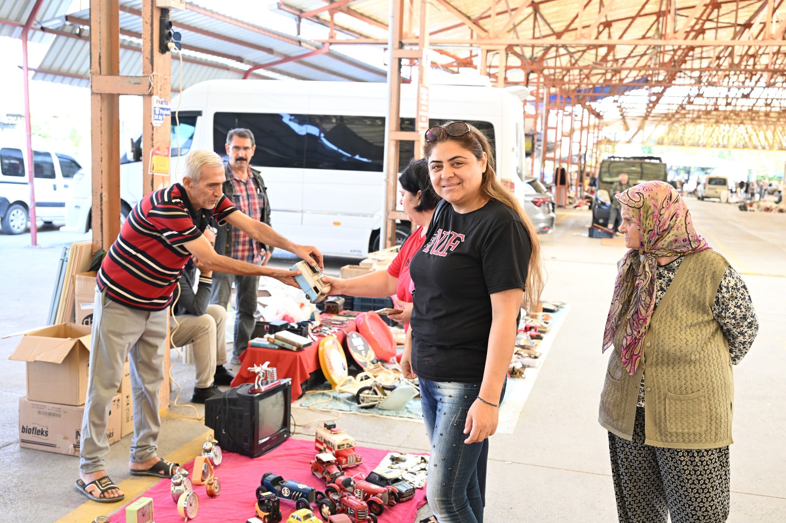 İkinci El Eşya Pazarı Yeni Yerinde Vatandaşlarla Buluşuyor (2)
